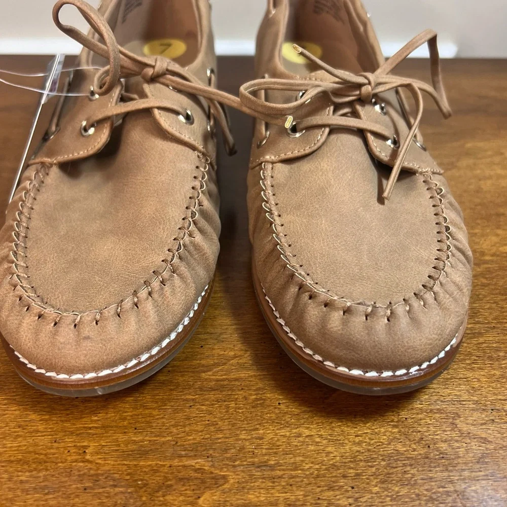 Tommy Bahama Nahara Women’s Size 7 Tan Boat Shoes Moc Toe Loafers NWT